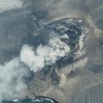 Video: Erupción del volcán Anak Krakatoa obliga a cerrar aeropuertos de Indonesia