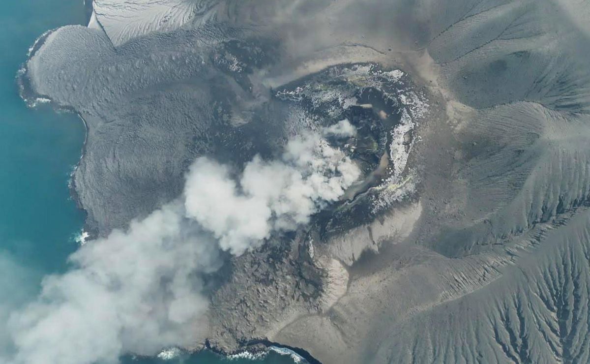 Video: Erupción del volcán Anak Krakatoa obliga a cerrar aeropuertos en Indonesia