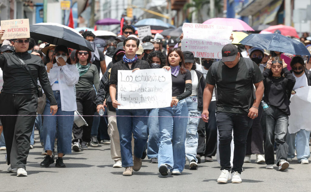 Estudiantes interrumpen desfile en Cuernavaca y exigen justicia por Claudia Tacoronte