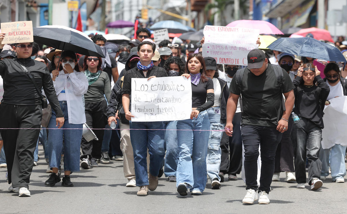 Estudiantes interrumpen desfile en Cuernavaca y exigen justicia por Claudia Tacoronte