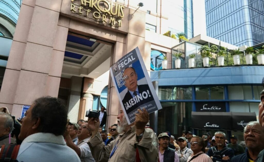 Video: Extrabajadores de Luz y Fuerza del Centro protestan contra Felipe Calderón; decapitaron su estatua en Los Pinos