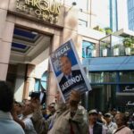 Video: Extrabajadores de Luz y Fuerza del Centro protestan contra Felipe Calderón; decapitaron su estatua en Los Pinos