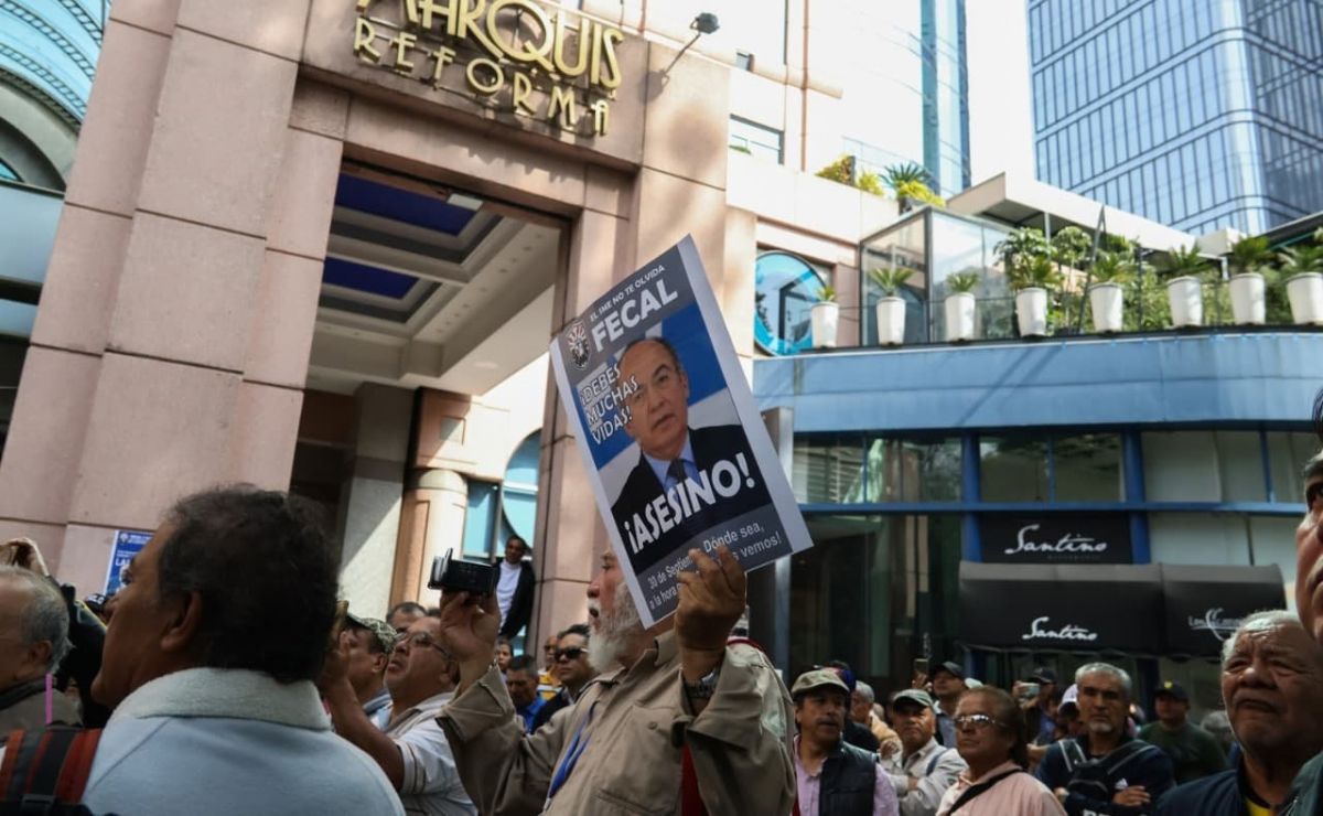 Video: Extrabajadores de Luz y Fuerza del Centro protestan contra Felipe Calderón; decapitaron su estatua en Los Pinos Video: Extrabajadores de Luz y Fuerza del Centro protestan contra Felipe Calderón; decapitaron su estatua en Los Pinos