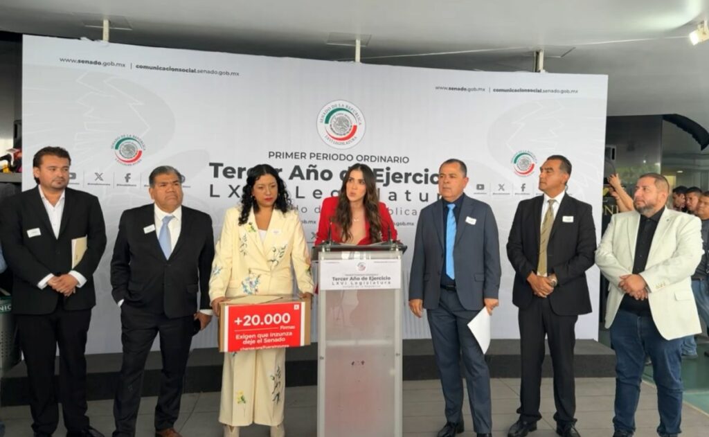 Video: Paloma Sánchez entrega más de 22 mil firmas al Senado para que Enrique Inzunza deje el cargo