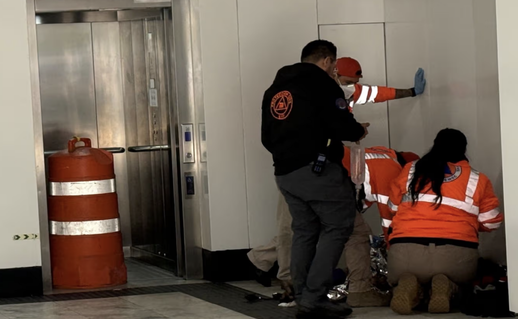 Hombre sufre quemaduras graves tras descarga cerca del Metro Cuauhtémoc
