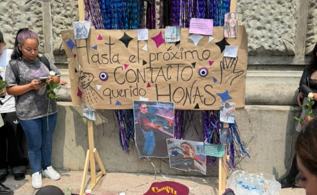 “Hasta el próximo contacto”: fans de Camilo Séptimo rinden homenaje a ‘Honas’ en el Ángel de la Independencia