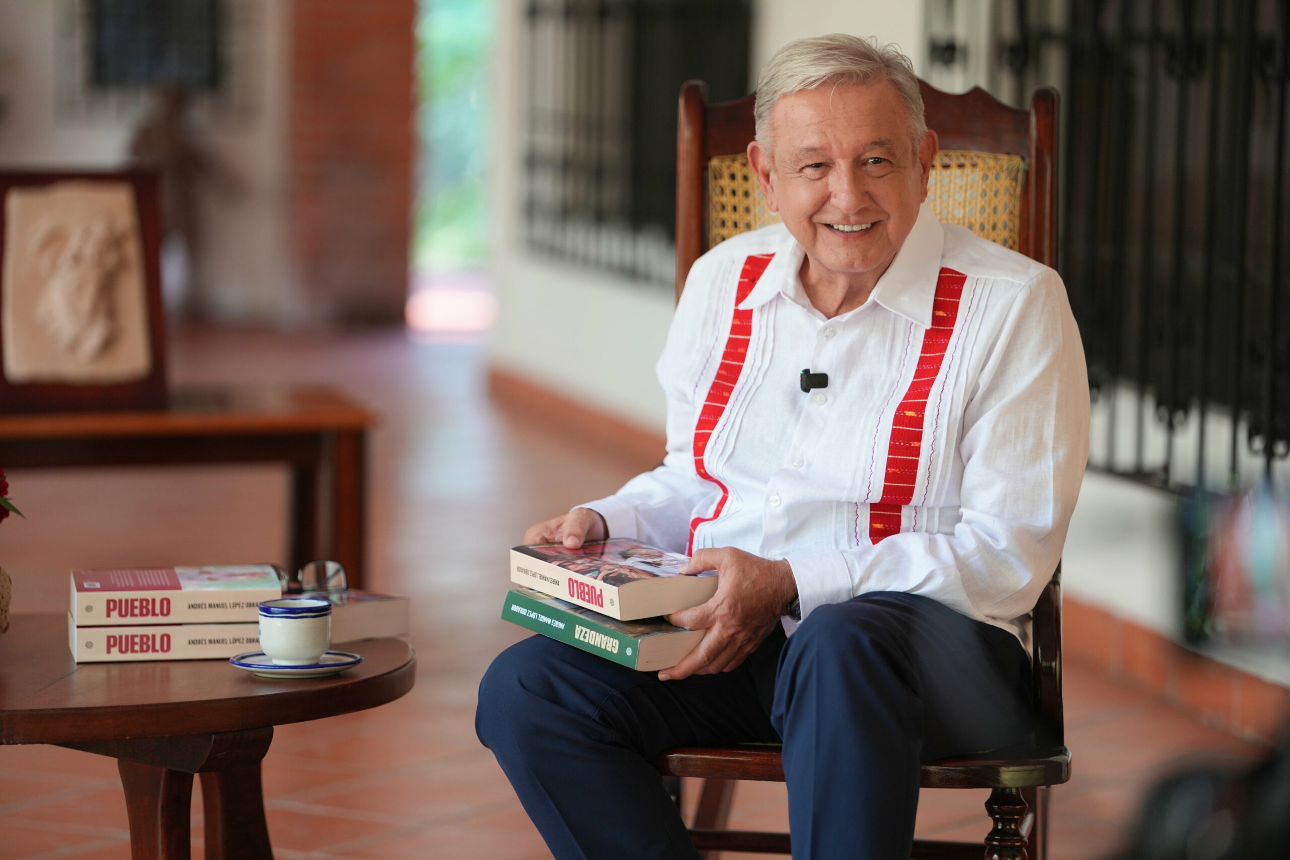 Reaparece López Obrador en medio del escándalo de corrupción de sus hijos