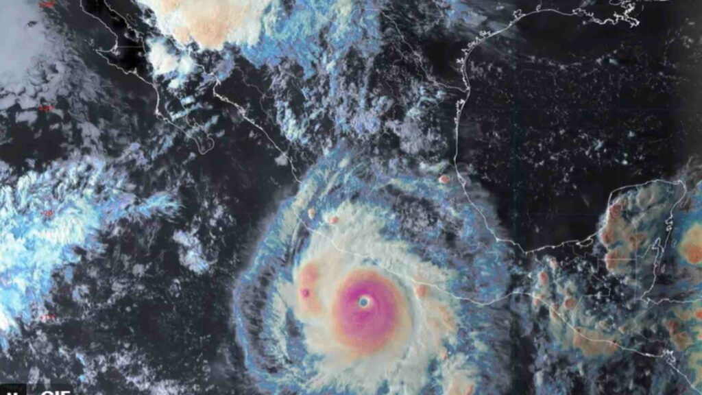 Huracán ‘Polo’ vuelve a categoría 5 y provoca fuertes lluvias en Guerrero y Michoacán