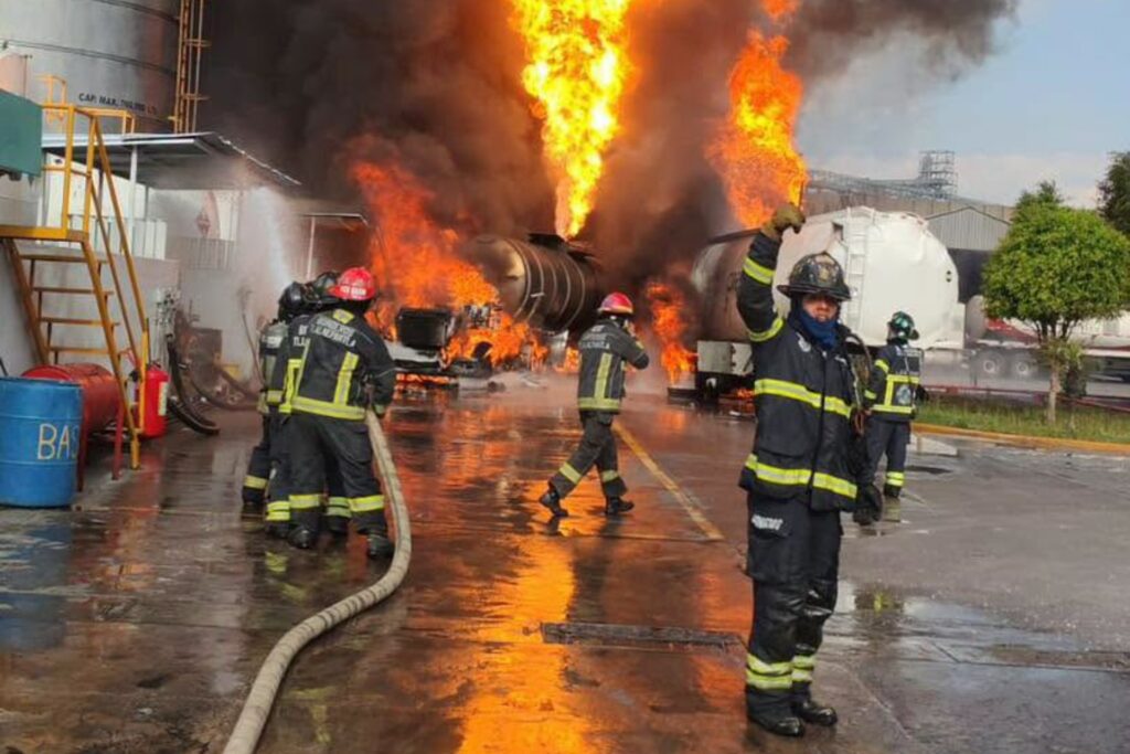 Fuerte incendio de pipas con diésel en la zona industrial de Tlalnepantla, Edomex