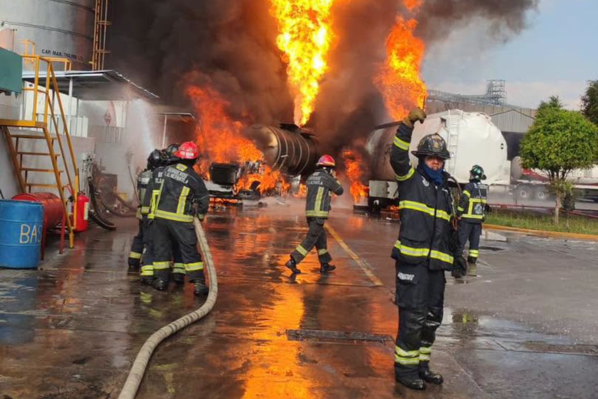 Fuerte incendio de pipas con diésel en la zona industrial de Tlalnepantla, Edomex