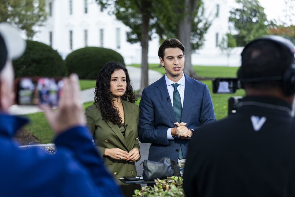 Juez frena veto de Trump y periodistas regresan a la Casa Blanca