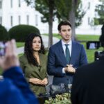 Juez frena veto de Trump y periodistas regresan a la Casa Blanca