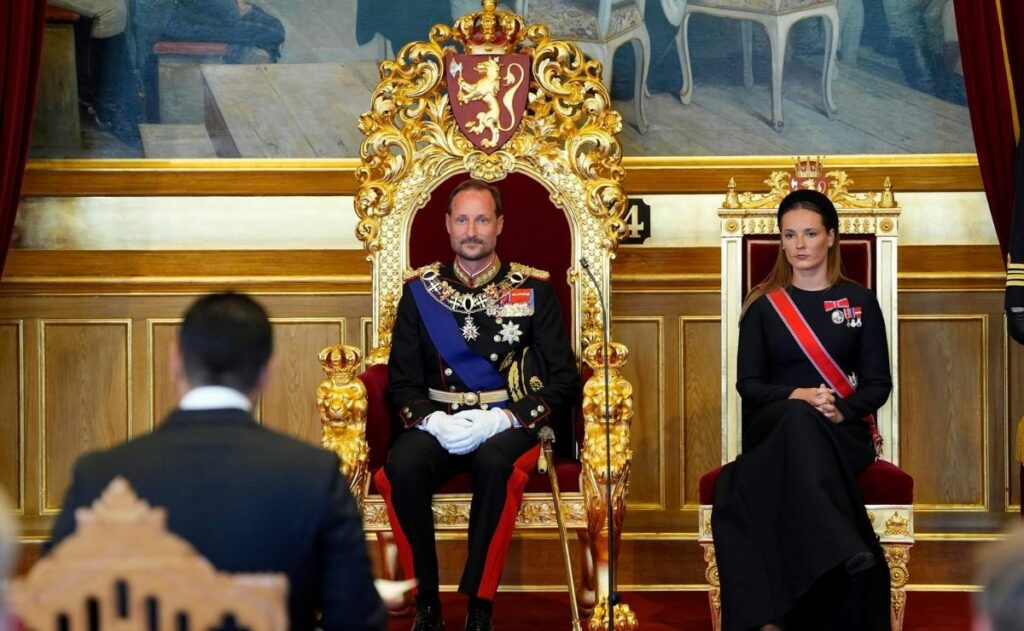 Haakon VIII jura la Constitución y cientos de noruegos dan último adiós al rey Harald V