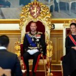 Haakon VIII jura la Constitución y cientos de noruegos dan último adiós al rey Harald V