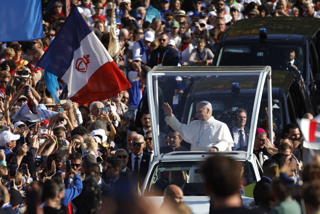 León XIV pide penitencia "por un mundo que va mal" en misa multitudinaria en Lourdes - leon-xiv-pide-penitencia-por-un-mundo-que-va-mal-en-misa-multitudinaria-en-lourdes-2-1024x683