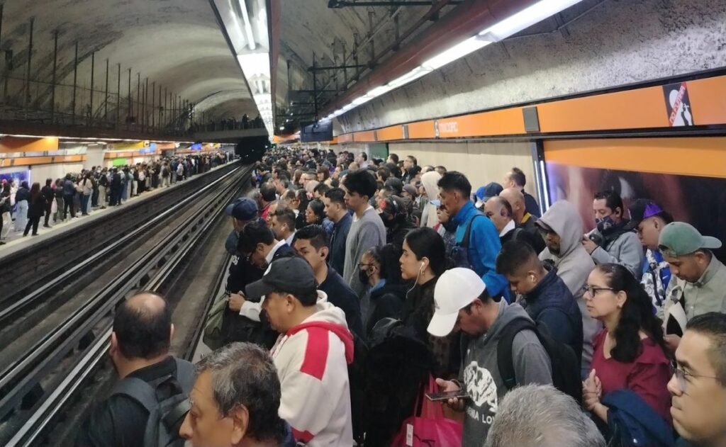 Metro CDMX registra retraso en el servicio en dos líneas