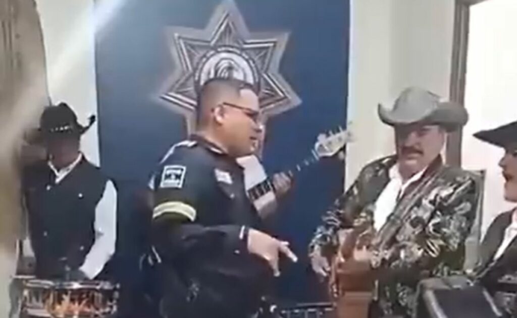 Video: Captan a mando policial del Edomex ebrio en horario laboral; fue destituido