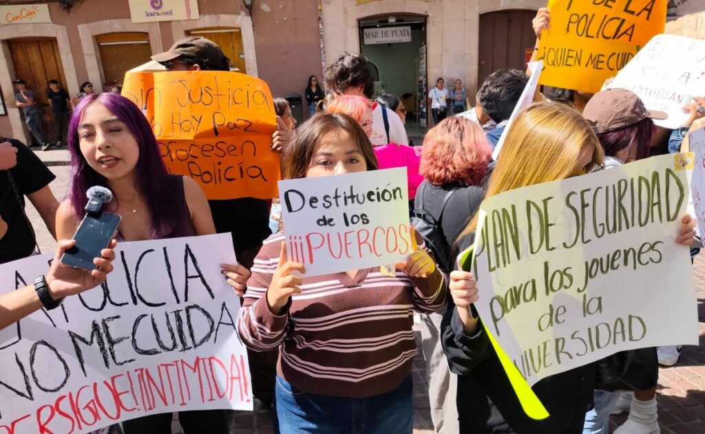 Policías golpean a estudiantes en Guanajuato; ya fueron suspendidos