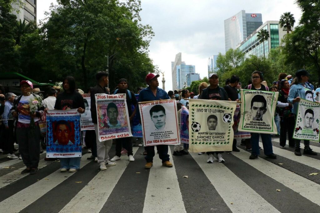 Marchan en la CDMX para exigir justicia por los 43 normalistas de Ayotzinapa