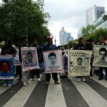Marchan en la CDMX para exigir justicia por los 43 normalistas de Ayotzinapa