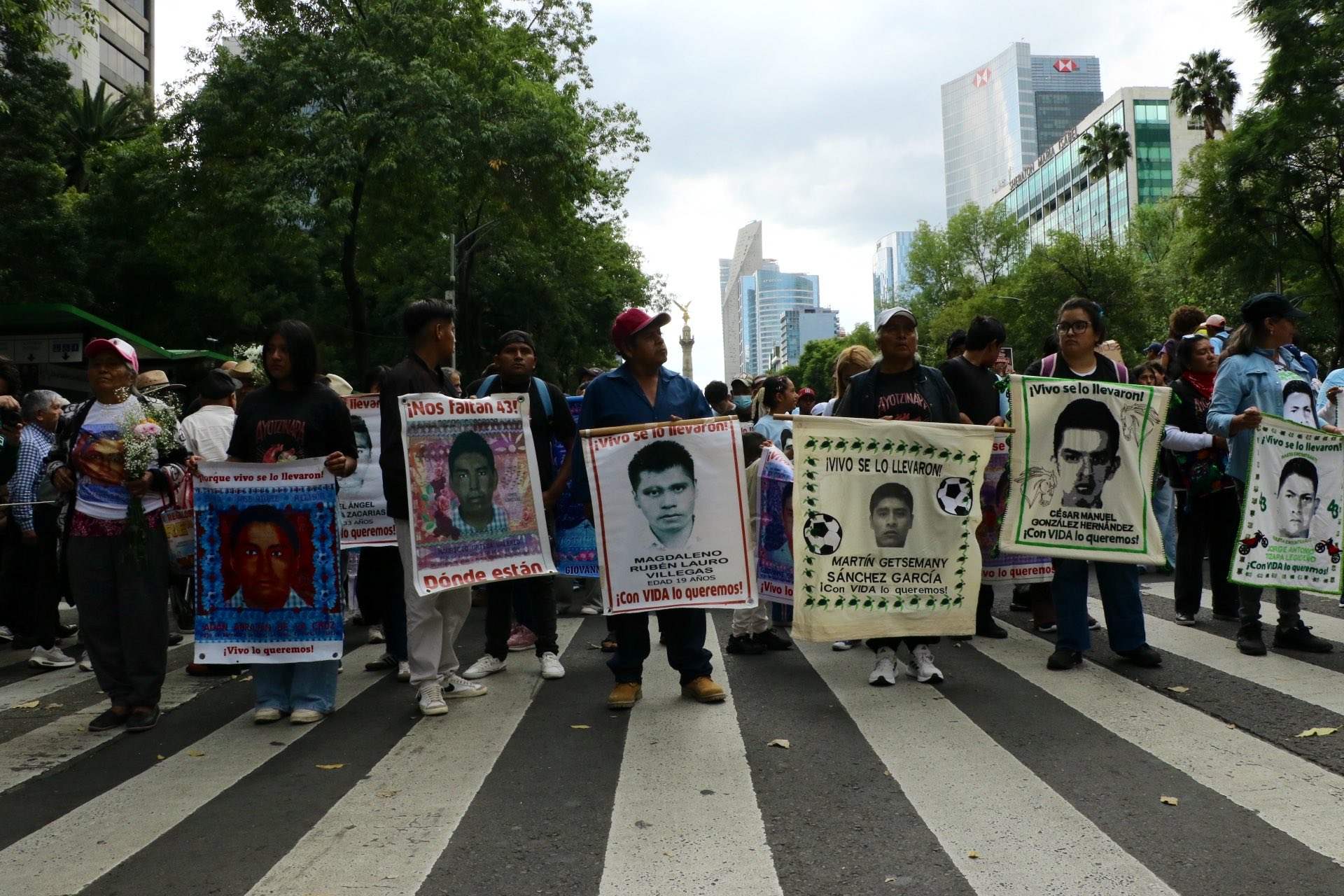 Marchan en la CDMX para exigir justicia por los 43 normalistas de Ayotzinapa