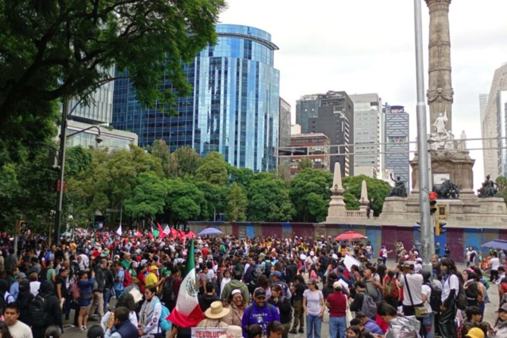 Marchan en la CDMX para exigir justicia por los 43 normalistas de Ayotzinapa