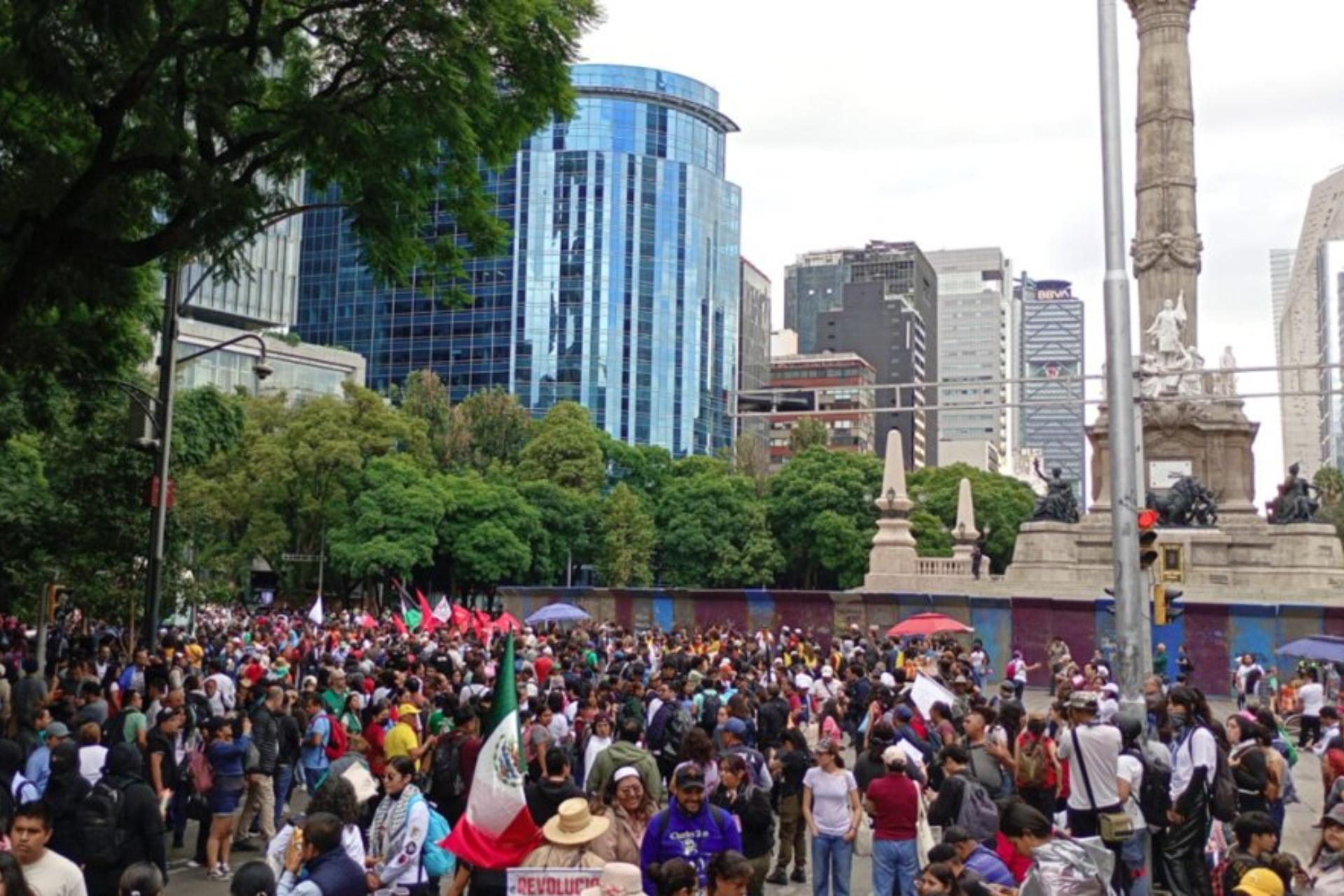 Marchan en la CDMX para exigir justicia por los 43 normalistas de Ayotzinapa Marchan en la CDMX para exigir justicia por los 43 normalistas de Ayotzinapa