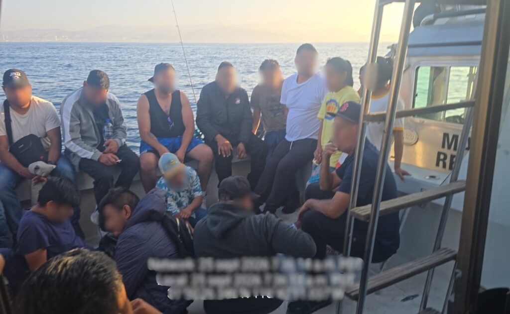 Marina rescata a 45 mexicanos de dos yates cerca de Ensenada