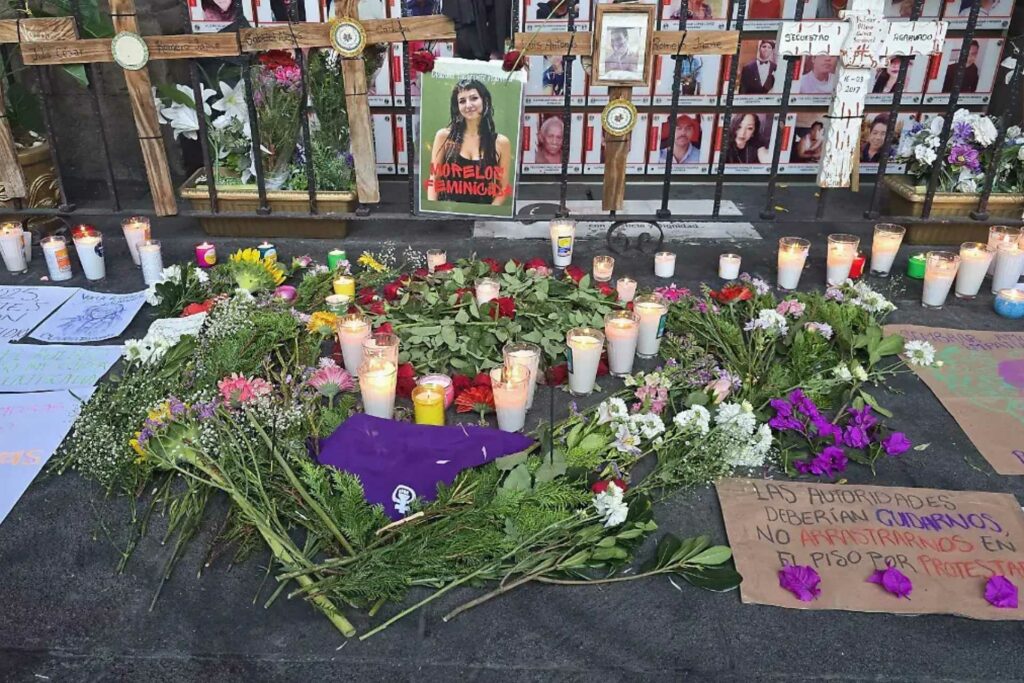 Estudiantes colocan memorial por Claudia Tacoronte en Palacio de Gobierno de Morelos