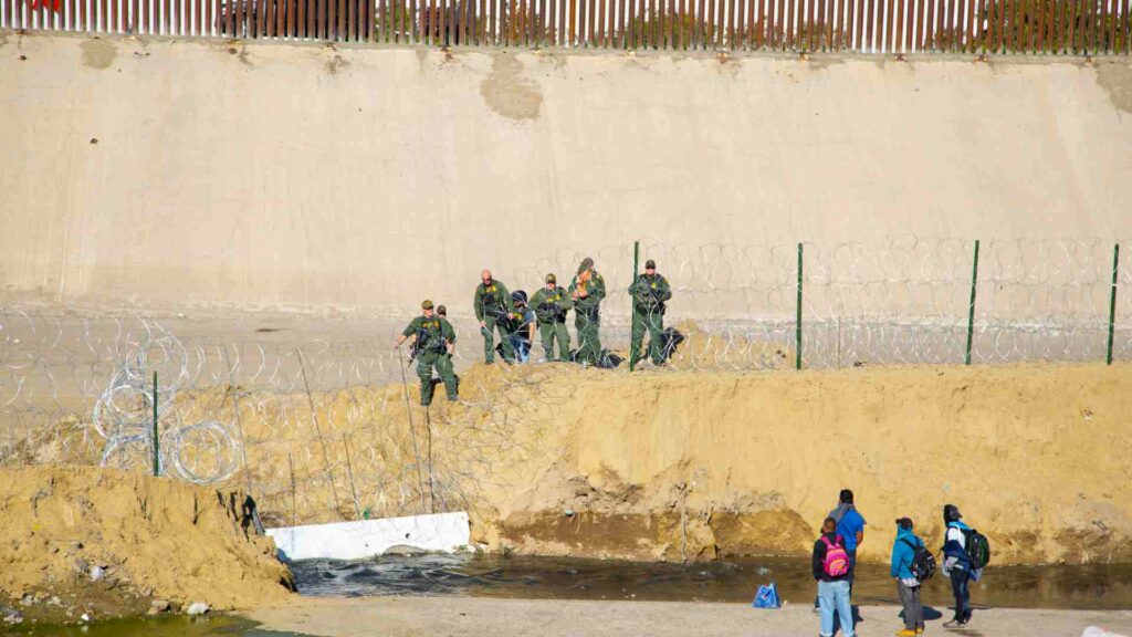 Mexicano admite conspiración para traficar migrantes a EE.UU. por túnel ligado a cartel