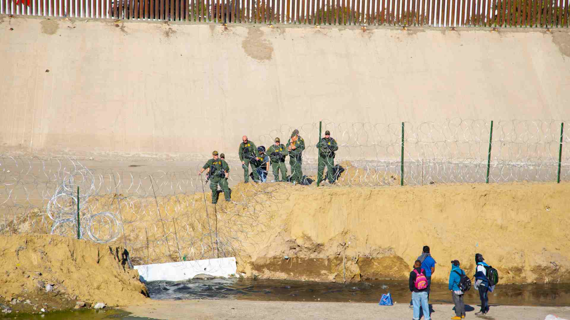 Mexicano admite conspiración para traficar migrantes a EE.UU. por túnel ligado a cartel