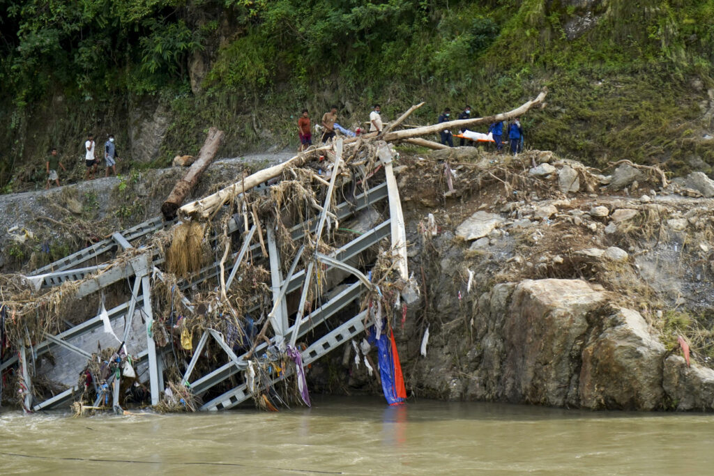 Riada entre Nepal y China supera los mil muertos y 4 mil desaparecidos