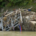 Riada entre Nepal y China supera los mil muertos y 4 mil desaparecidos