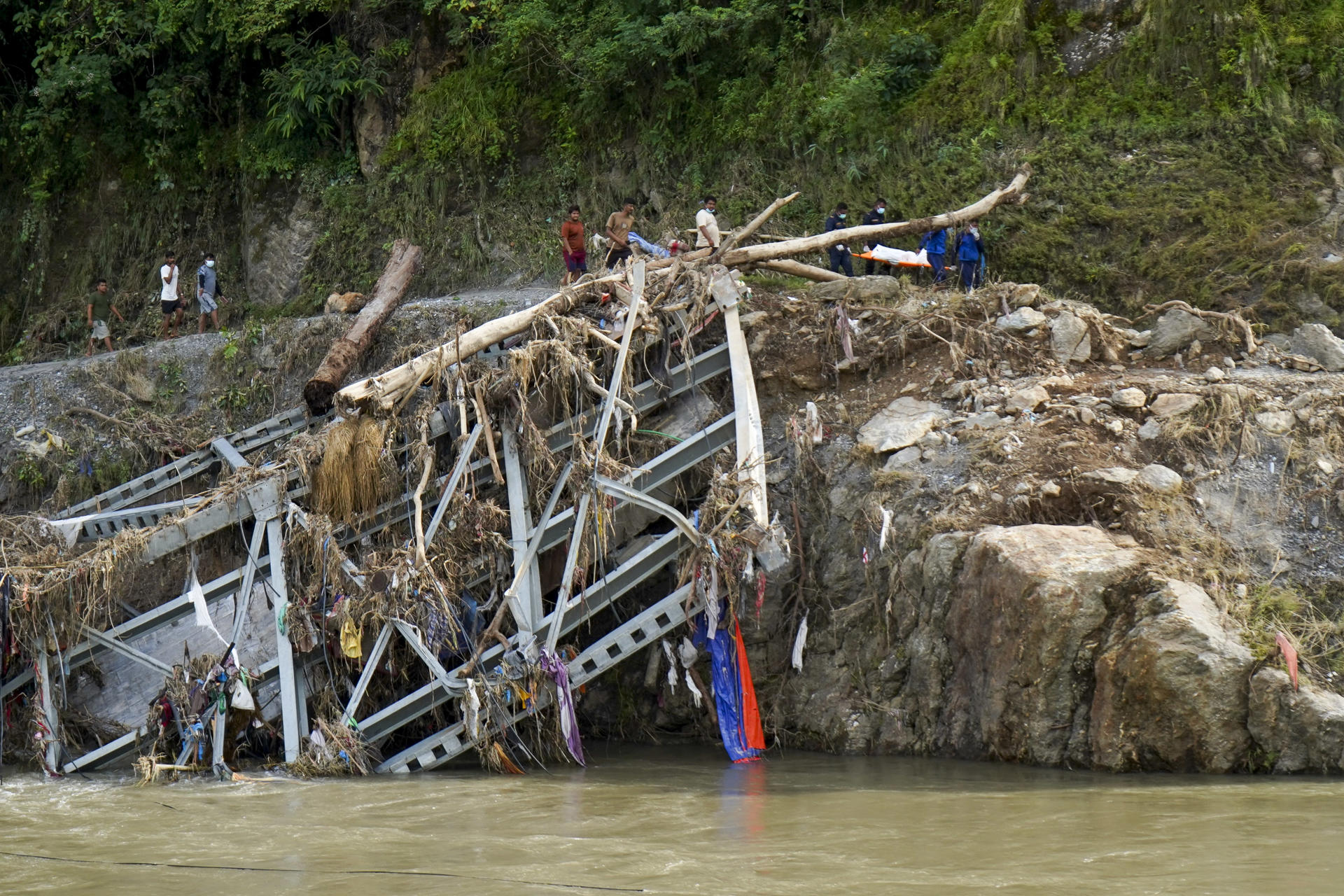 Riada entre Nepal y China supera los mil muertos y 4 mil desaparecidos Riada entre Nepal y China supera los mil muertos y 4 mil desaparecidos