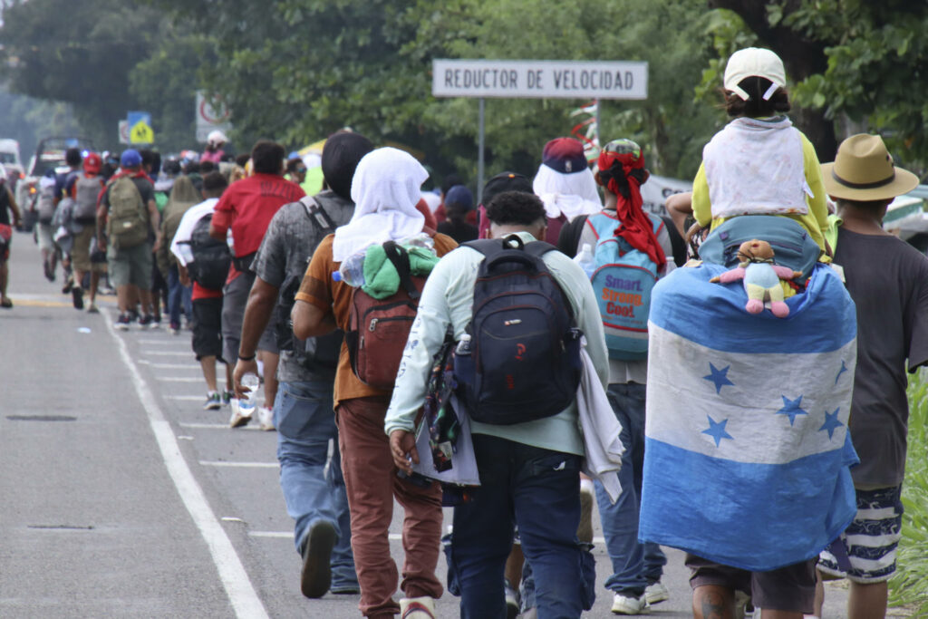 Ni la lluvia frena caravana de más de 600 migrantes; ¿quiénes son y hacia dónde van?