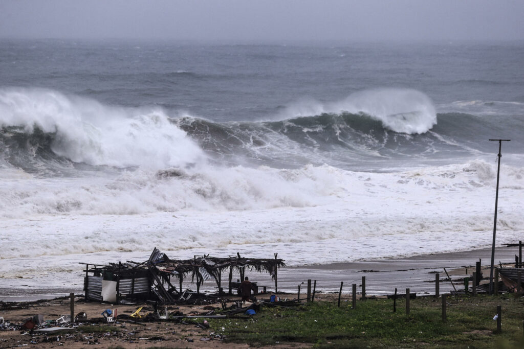 “No salgan hasta que pase el huracán”: BCS espera el impacto de Polo sin playas, navegación ni movilidad