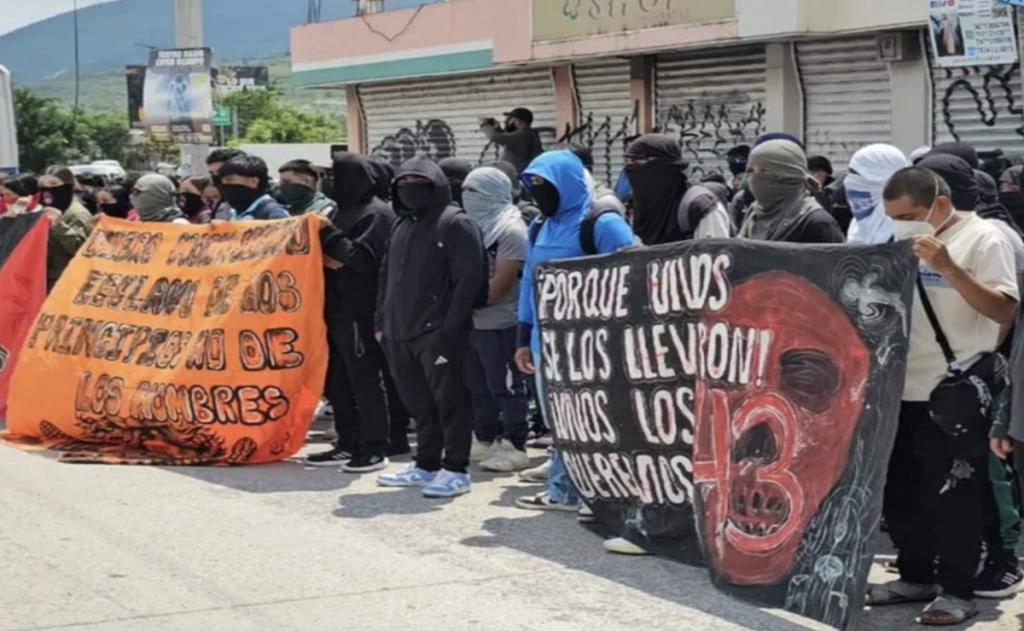 Normalistas bloquean Autopista del Sol para exigir justicia por los 43