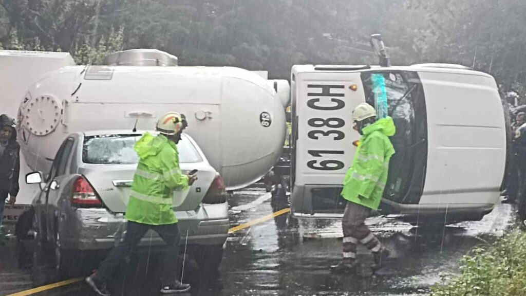 Pipa de gas vuelca en la México-Cuernavaca; provoca cierre de la circulación