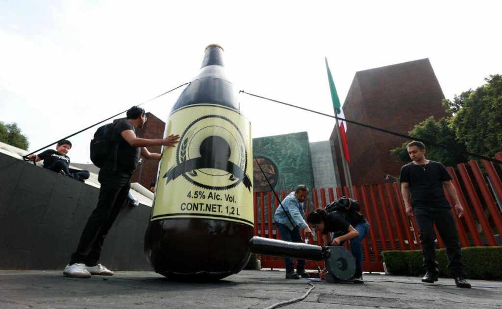 Llevan ‘caguama’ al Congreso para exigir impuesto a bebidas alcohólicas