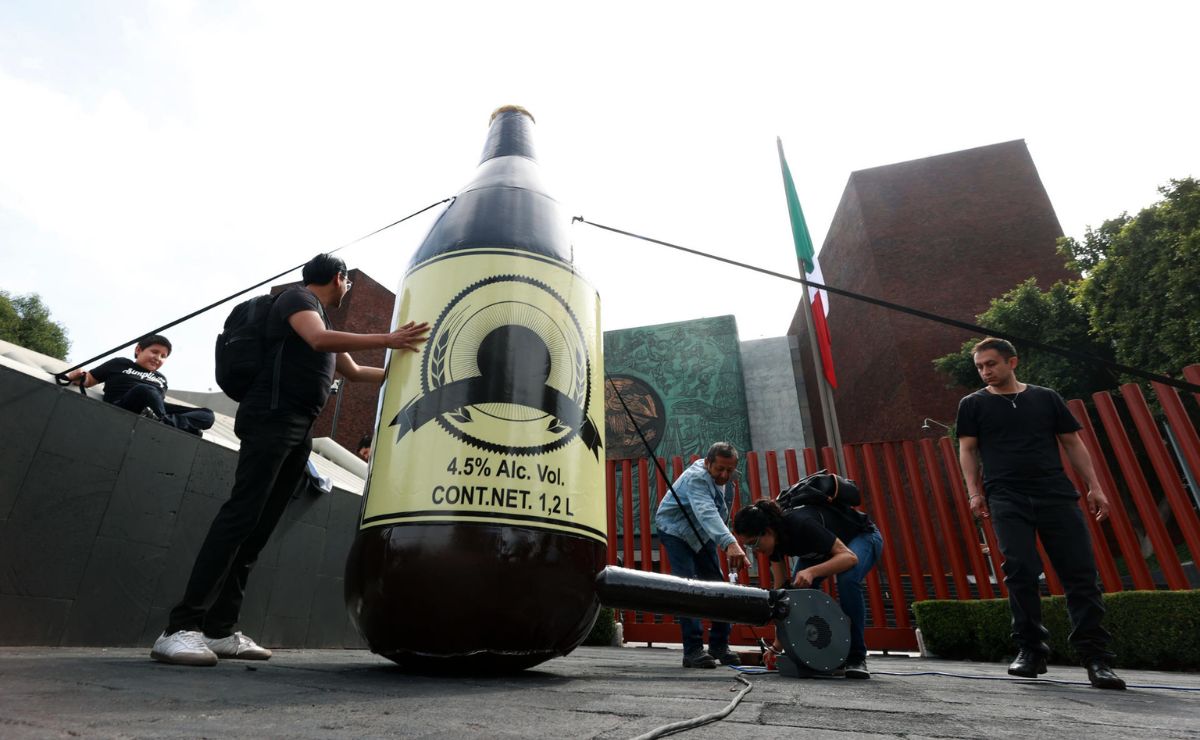 Llevan ‘caguama’ al Congreso para exigir impuesto a bebidas alcohólicas Llevan ‘caguama’ al Congreso para exigir impuesto a bebidas alcohólicas