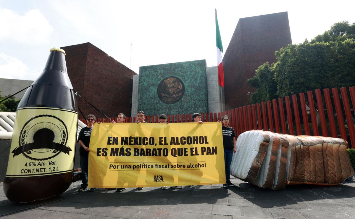 Llevan 'caguama' al Congreso para exigir impuesto a bebidas alcohólicas - protesta-en-el-congreso-para-modificar-impuestos-al-alcohol