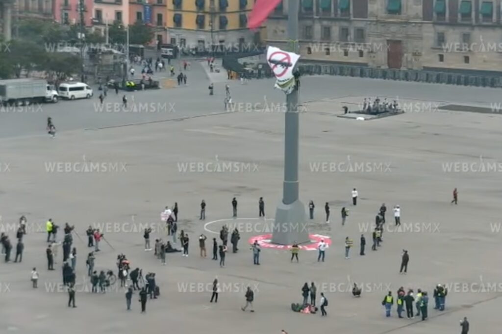 Activistas de Greenpeace escalan asta bandera del Zócalo CDMX por planta de amoniaco
