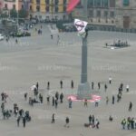 Activistas de Greenpeace escalan asta bandera del Zócalo CDMX por planta de amoniaco