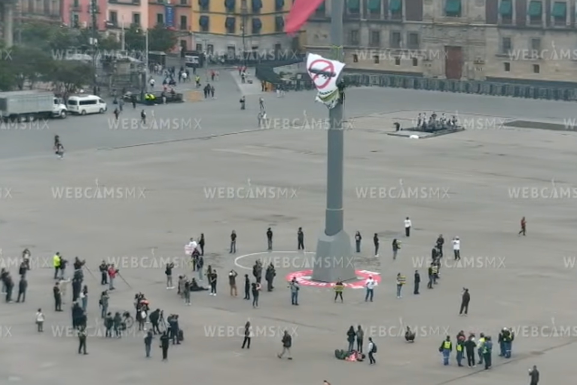 Activistas de Greenpeace escalan asta bandera del Zócalo CDMX por planta de amoniaco Activistas de Greenpeace escalan asta bandera del Zócalo CDMX por planta de amoniaco
