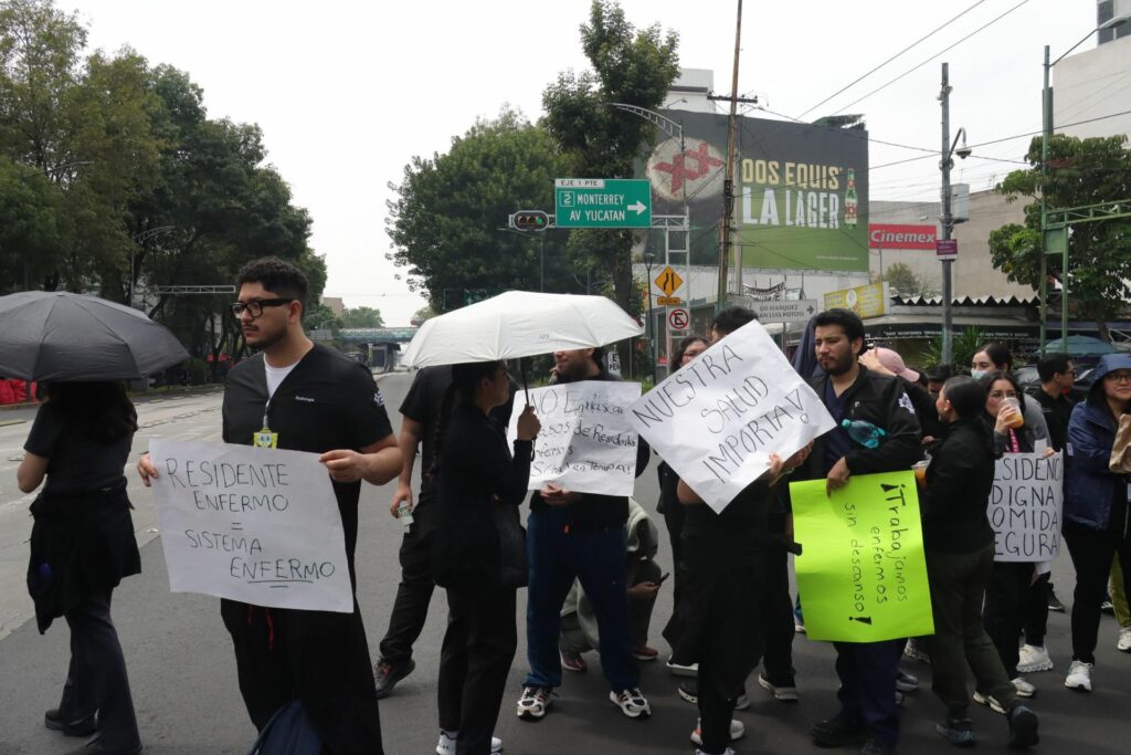 Médicos residentes del Hospital General de México protestan tras brote de salmonella