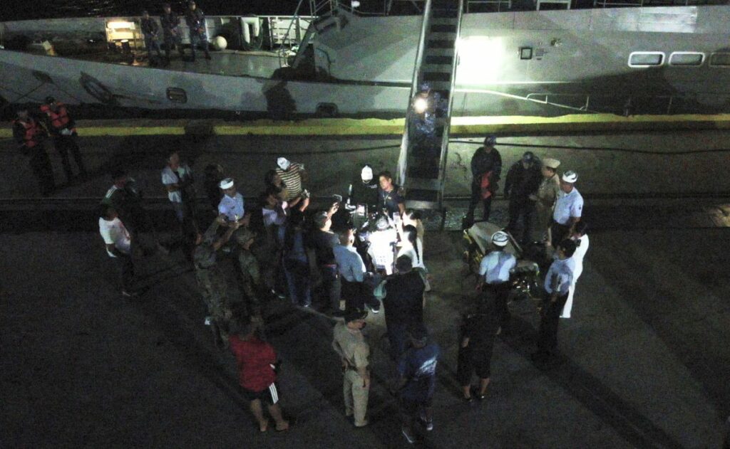 Pescador rescatado a la deriva por la Marina regresa con su familia