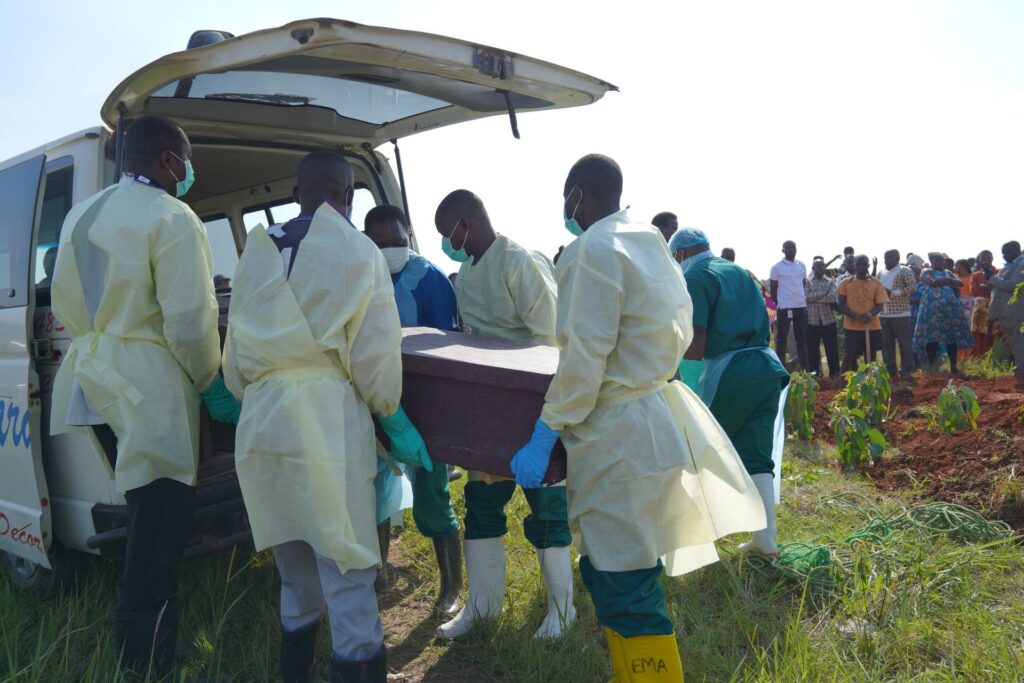 OMS alerta que el brote de ébola sigue fuera de control en RD del Congo; van más de 3 mil 200 muertos