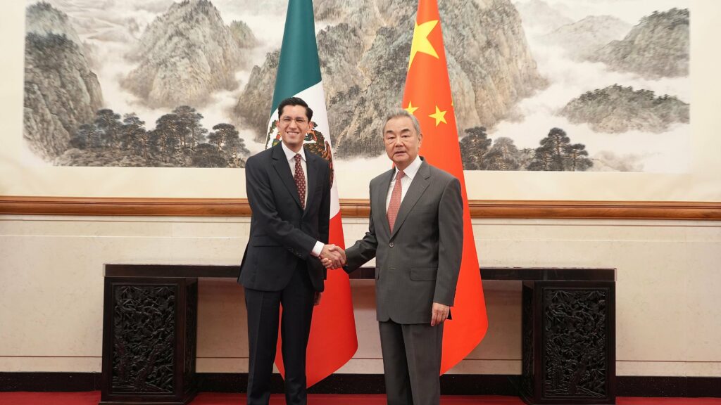 Canciller Roberto Velasco y el ministro de Exteriores de China dialogan en Beijing sobre la agenda bilateral