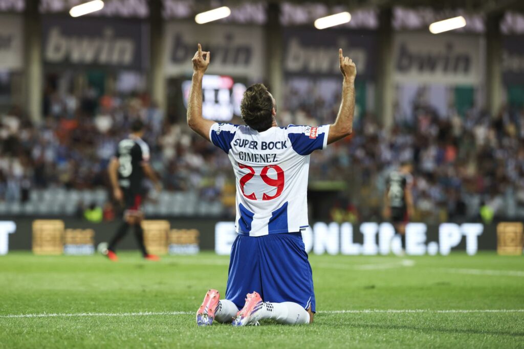 Video: Santiago Giménez se reencuentra con el gol