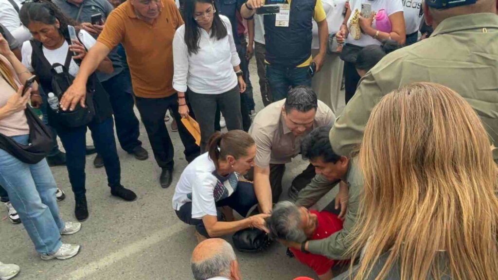 Sheinbaum auxilia a adulta mayor que se desvaneció en la Arena Potosí